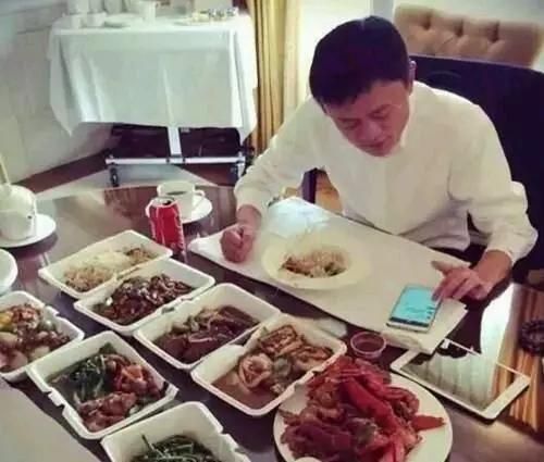 一边吃饭一边单手玩手机.jpg